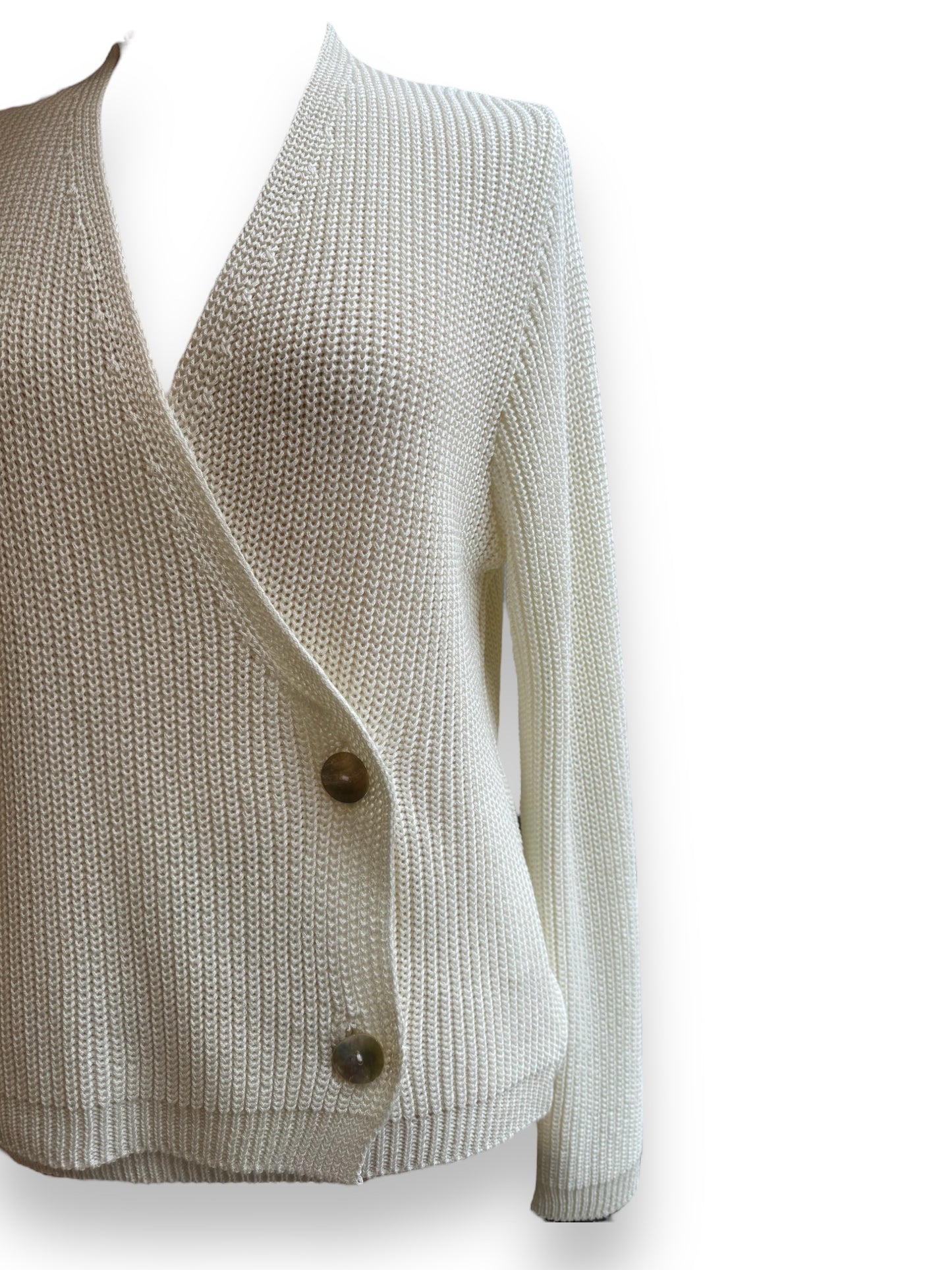 Cardigan incrociato bianco con bottoni. Cardigan incrociato con bottoni made in italy. Cardigan incrociato vestibilità morbida.