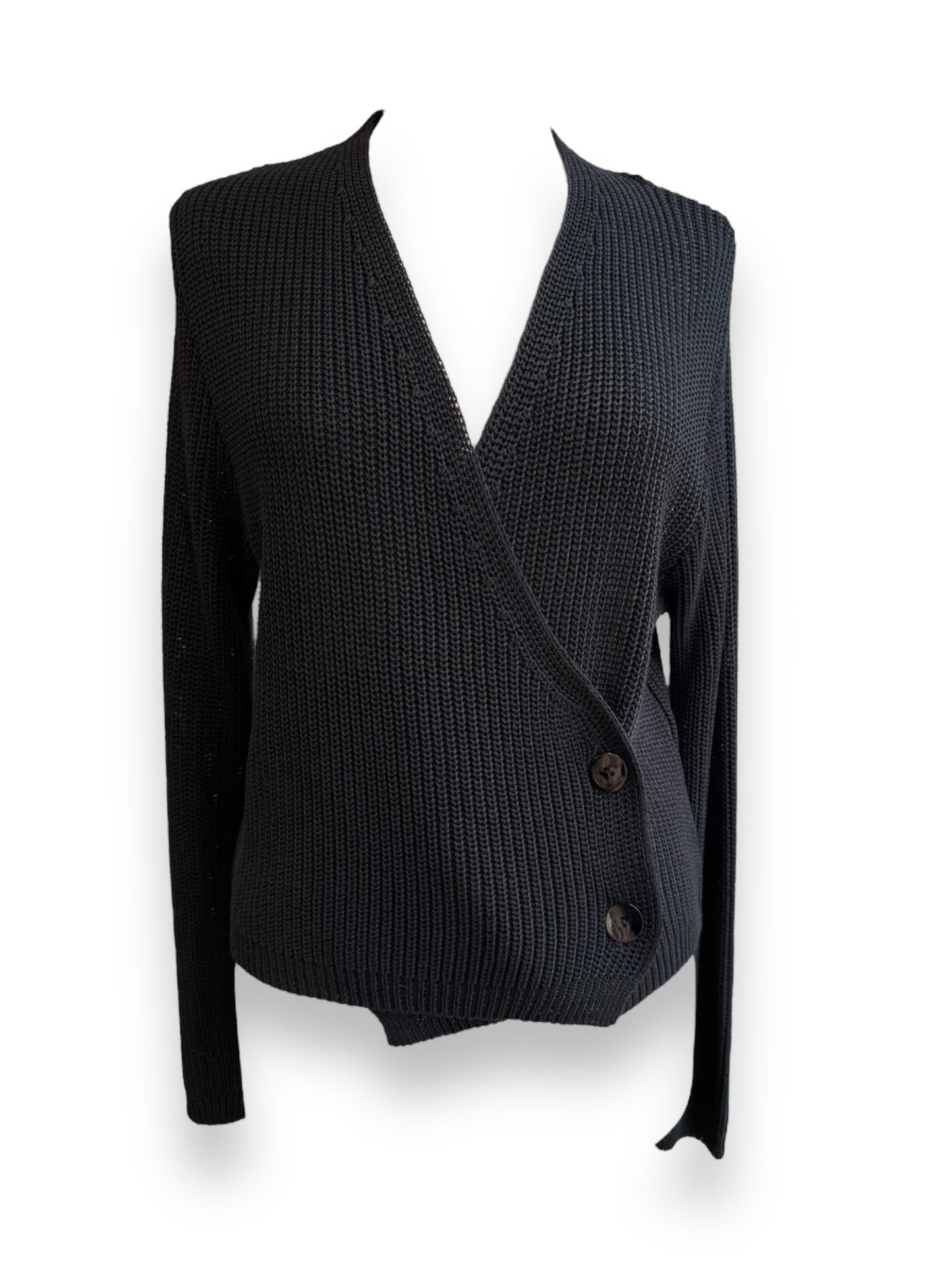 Cardigan incrociato nero con bottoni. Cardigan incrociato con bottoni made in italy. Cardigan incrociato vestibilità morbida.