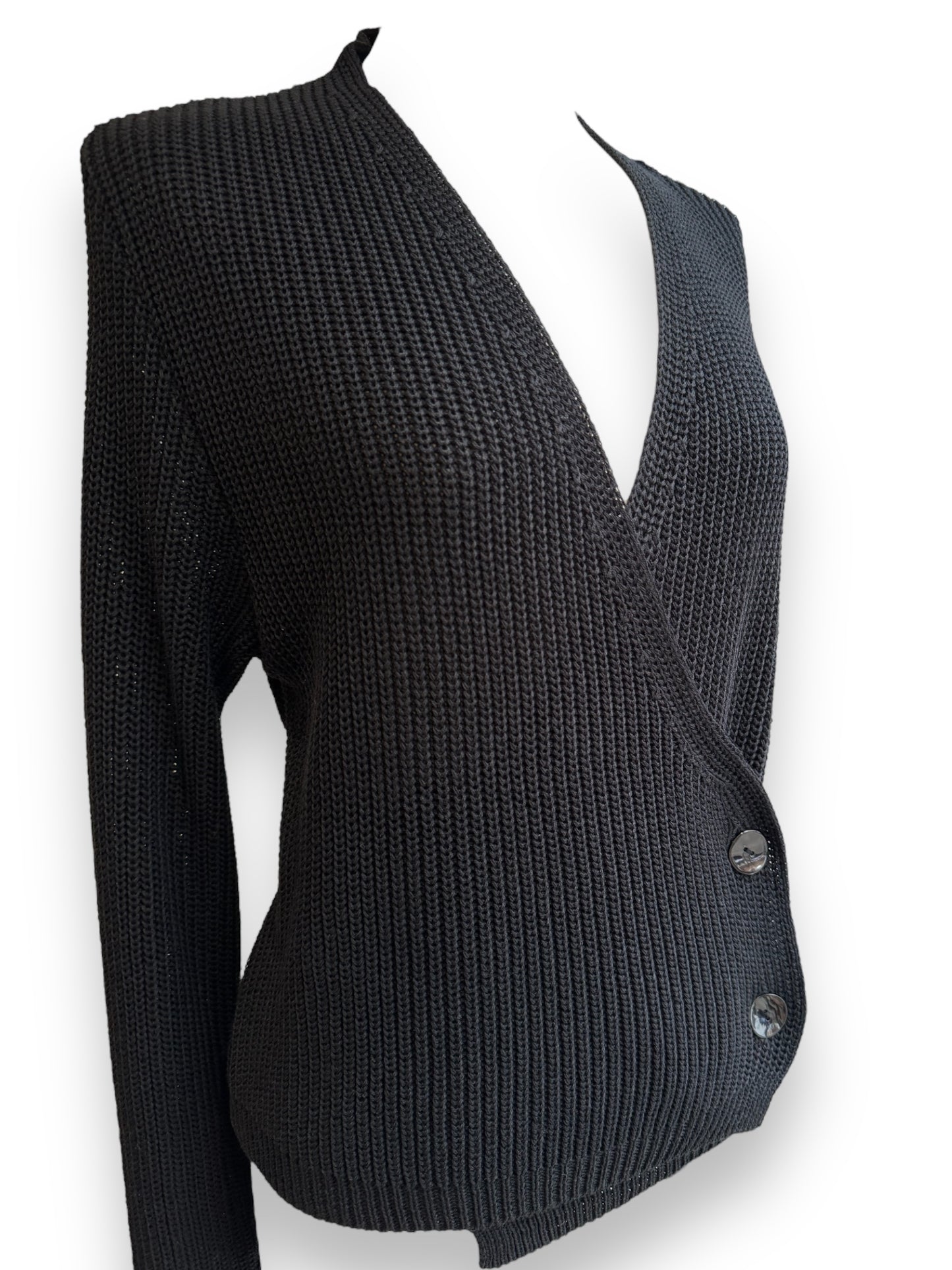 Cardigan incrociato nero con bottoni. Cardigan incrociato con bottoni made in italy. Cardigan incrociato vestibilità morbida.