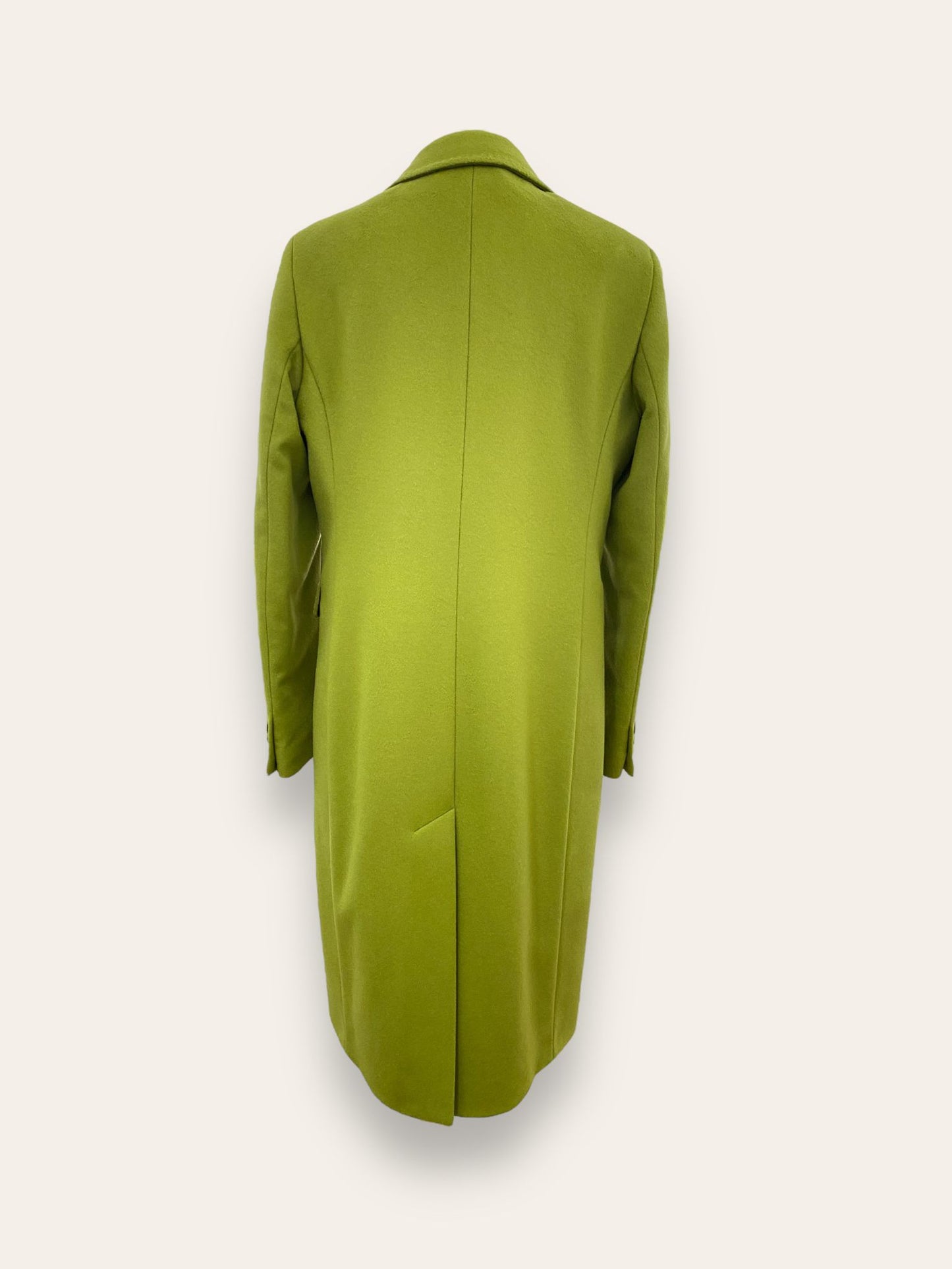  "Testo Alternativo: Cappotto Slim Fit Anastasia - Verde Pistacchio in Lana Cashmere e Viscosa. Bordature interne in raso rifinite a mano, abbottonatura semplice a tre bottoni, polso con bottoni e due tasche. Foderato per un comfort extra. Realizzato in sartoria con disponibilità per taglie, garantendo qualità e esclusività. La modella alta 1,70 m indossa la taglia 44, leggermente morbida per un look confortevole. Aggiungi un tocco regale al tuo stile con il Cappotto Anastasia di EVITA."