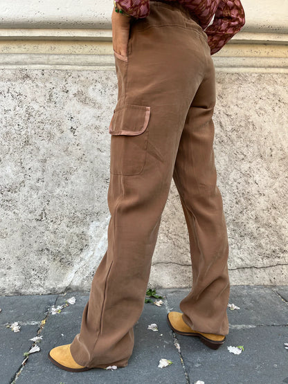 Pantalone Cargo Color Tabacco Bordature In Raso