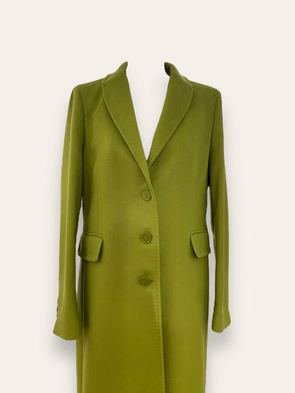  "Testo Alternativo: Cappotto Slim Fit Anastasia - Verde Pistacchio in Lana Cashmere e Viscosa. Bordature interne in raso rifinite a mano, abbottonatura semplice a tre bottoni, polso con bottoni e due tasche. Foderato per un comfort extra. Realizzato in sartoria con disponibilità per taglie, garantendo qualità e esclusività. La modella alta 1,70 m indossa la taglia 44, leggermente morbida per un look confortevole. Aggiungi un tocco regale al tuo stile con il Cappotto Anastasia di EVITA."