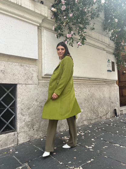  "Testo Alternativo: Cappotto Slim Fit Anastasia - Verde Pistacchio in Lana Cashmere e Viscosa. Bordature interne in raso rifinite a mano, abbottonatura semplice a tre bottoni, polso con bottoni e due tasche. Foderato per un comfort extra. Realizzato in sartoria con disponibilità per taglie, garantendo qualità e esclusività. La modella alta 1,70 m indossa la taglia 44, leggermente morbida per un look confortevole. Aggiungi un tocco regale al tuo stile con il Cappotto Anastasia di EVITA."