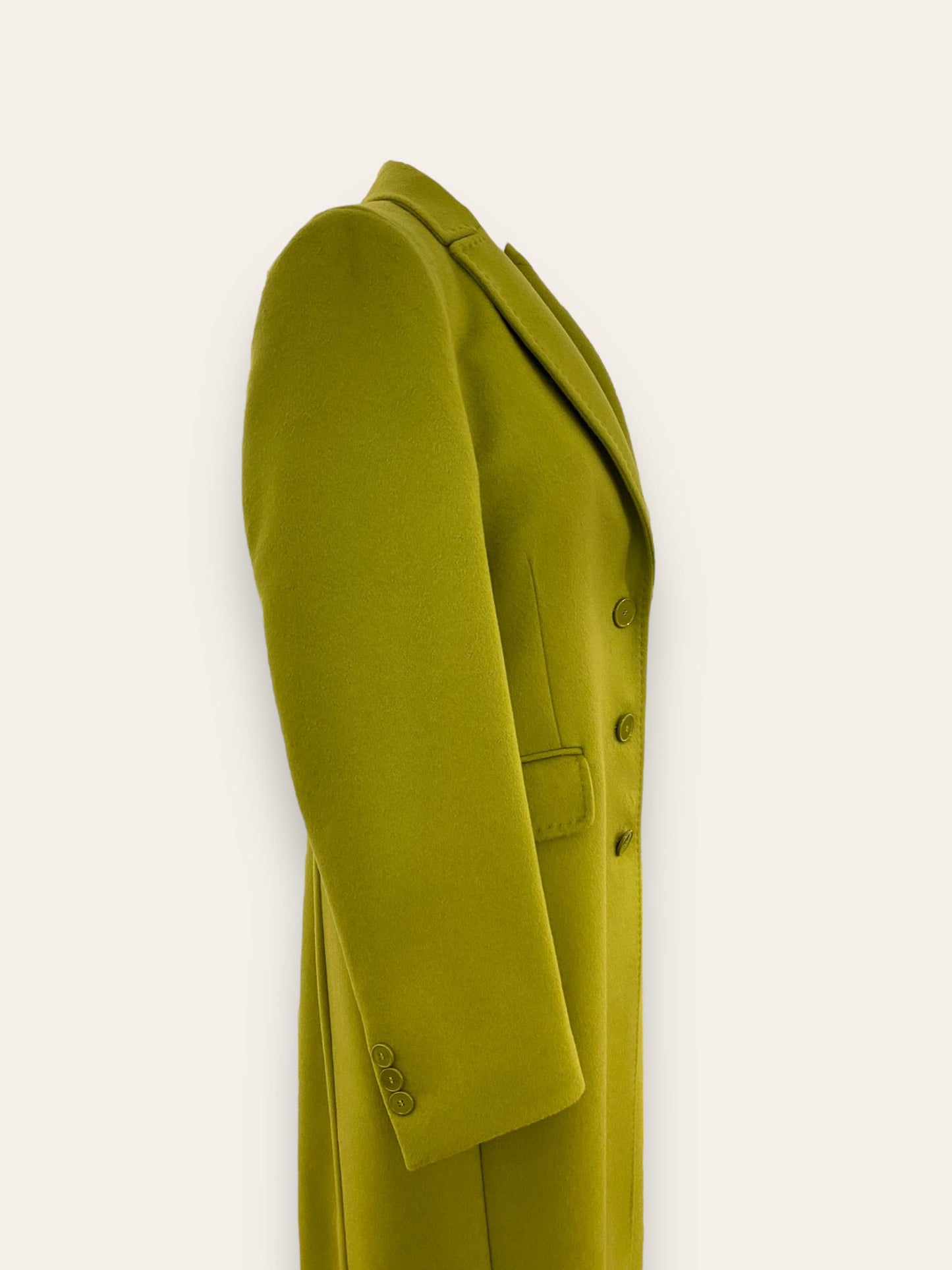  "Testo Alternativo: Cappotto Slim Fit Anastasia - Verde Pistacchio in Lana Cashmere e Viscosa. Bordature interne in raso rifinite a mano, abbottonatura semplice a tre bottoni, polso con bottoni e due tasche. Foderato per un comfort extra. Realizzato in sartoria con disponibilità per taglie, garantendo qualità e esclusività. La modella alta 1,70 m indossa la taglia 44, leggermente morbida per un look confortevole. Aggiungi un tocco regale al tuo stile con il Cappotto Anastasia di EVITA."