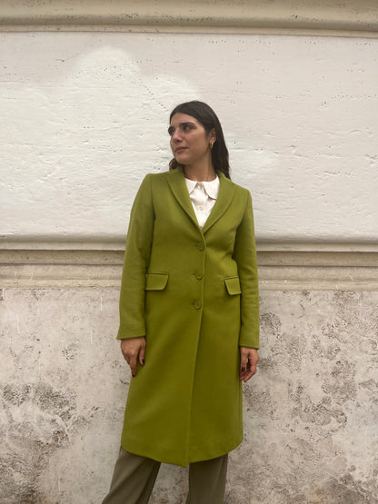  "Testo Alternativo: Cappotto Slim Fit Anastasia - Verde Pistacchio in Lana Cashmere e Viscosa. Bordature interne in raso rifinite a mano, abbottonatura semplice a tre bottoni, polso con bottoni e due tasche. Foderato per un comfort extra. Realizzato in sartoria con disponibilità per taglie, garantendo qualità e esclusività. La modella alta 1,70 m indossa la taglia 44, leggermente morbida per un look confortevole. Aggiungi un tocco regale al tuo stile con il Cappotto Anastasia di EVITA."