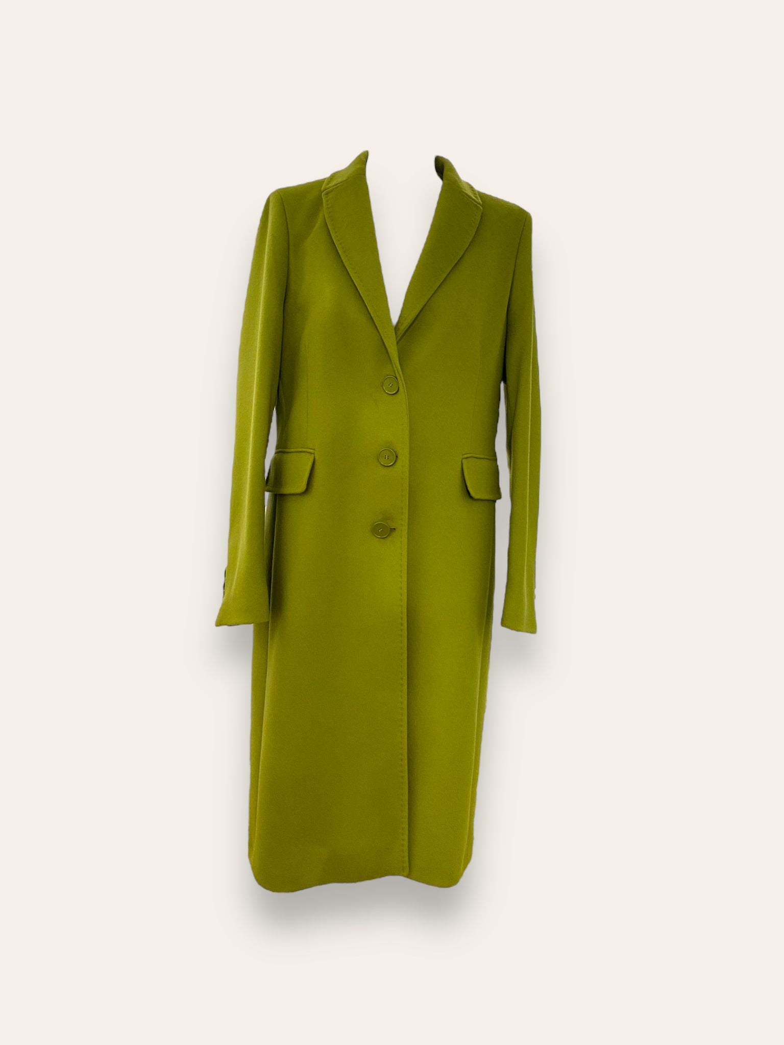  "Testo Alternativo: Cappotto Slim Fit Anastasia - Verde Pistacchio in Lana Cashmere e Viscosa. Bordature interne in raso rifinite a mano, abbottonatura semplice a tre bottoni, polso con bottoni e due tasche. Foderato per un comfort extra. Realizzato in sartoria con disponibilità per taglie, garantendo qualità e esclusività. La modella alta 1,70 m indossa la taglia 44, leggermente morbida per un look confortevole. Aggiungi un tocco regale al tuo stile con il Cappotto Anastasia di EVITA."