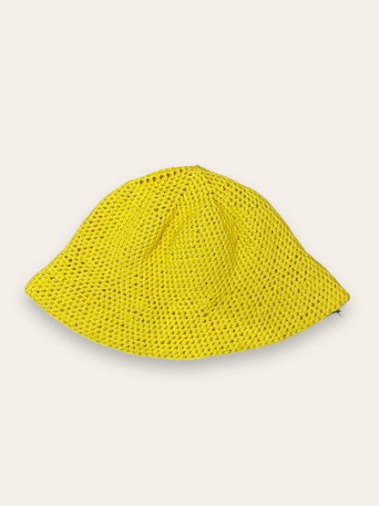 Cappello all’uncinetto in paglia giallo
